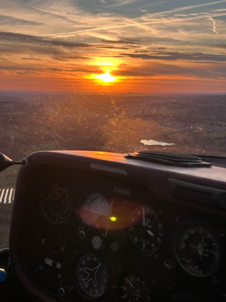 Cockpitblick aus D-KNED in den Sonnenuntergang