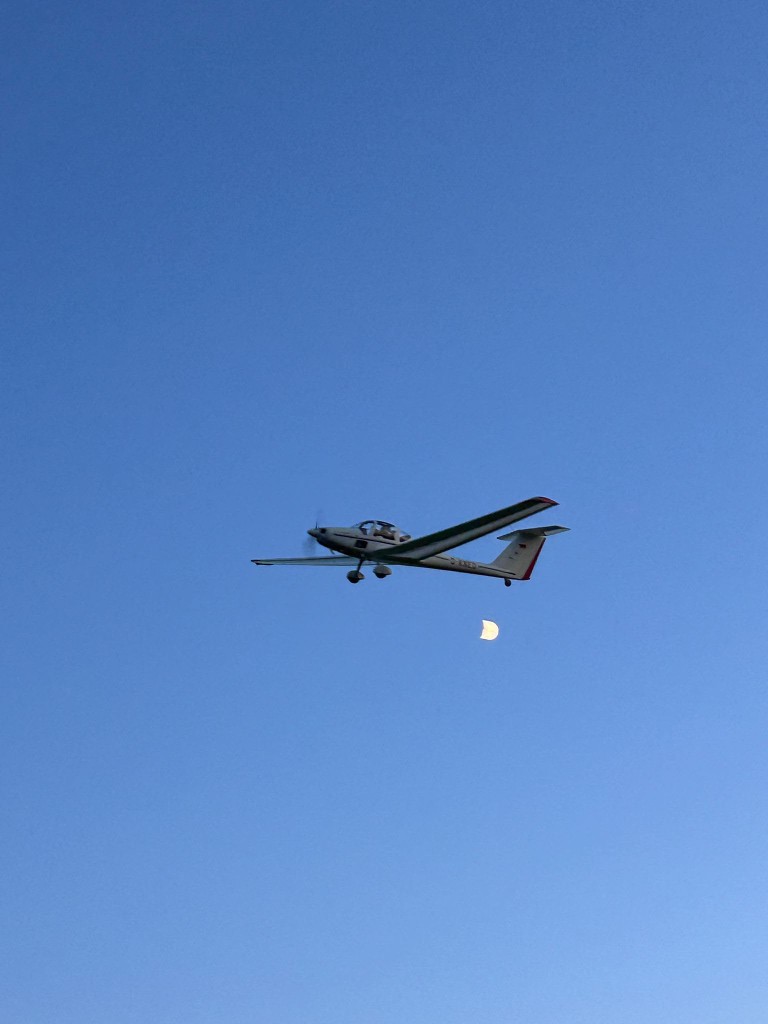 D-KNED im Flug vor blauem Himmel und Mond