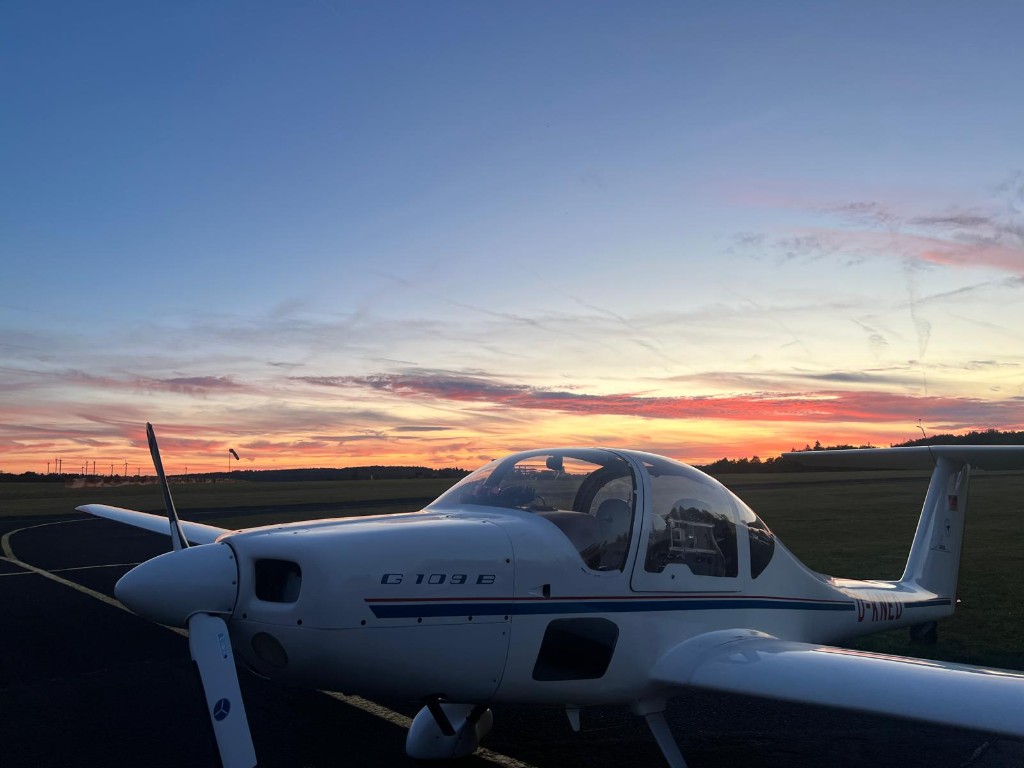 D-KNED am Flugplatz Breitscheid im Sonnenuntergang