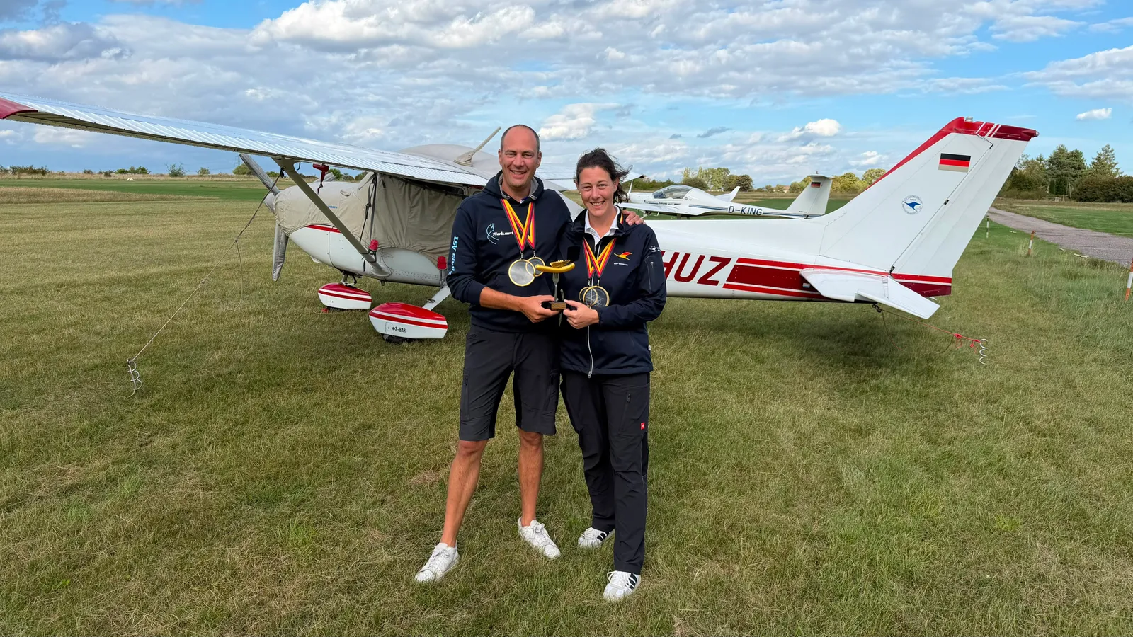 Robert Deppe und Carla Moses vor der Cessna 172 D-EHUZ