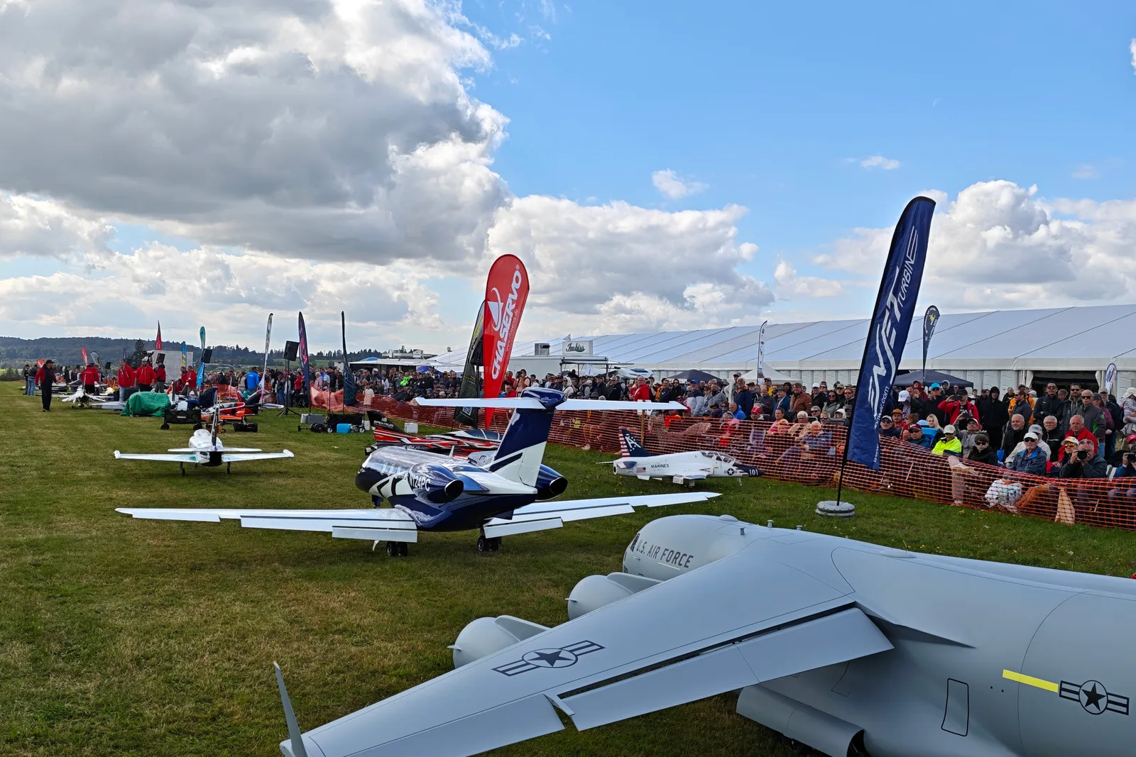 Modelljets und Zuschauer an der Flightline der JetPower 2026