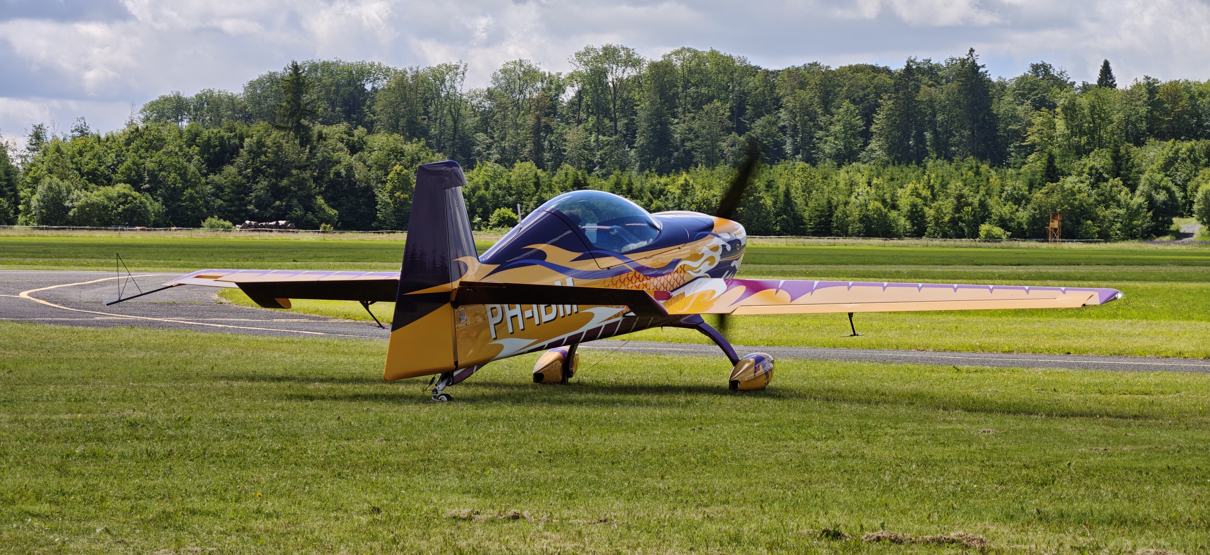 Extra 330NG am Verkehrslandeplatz Breitscheid