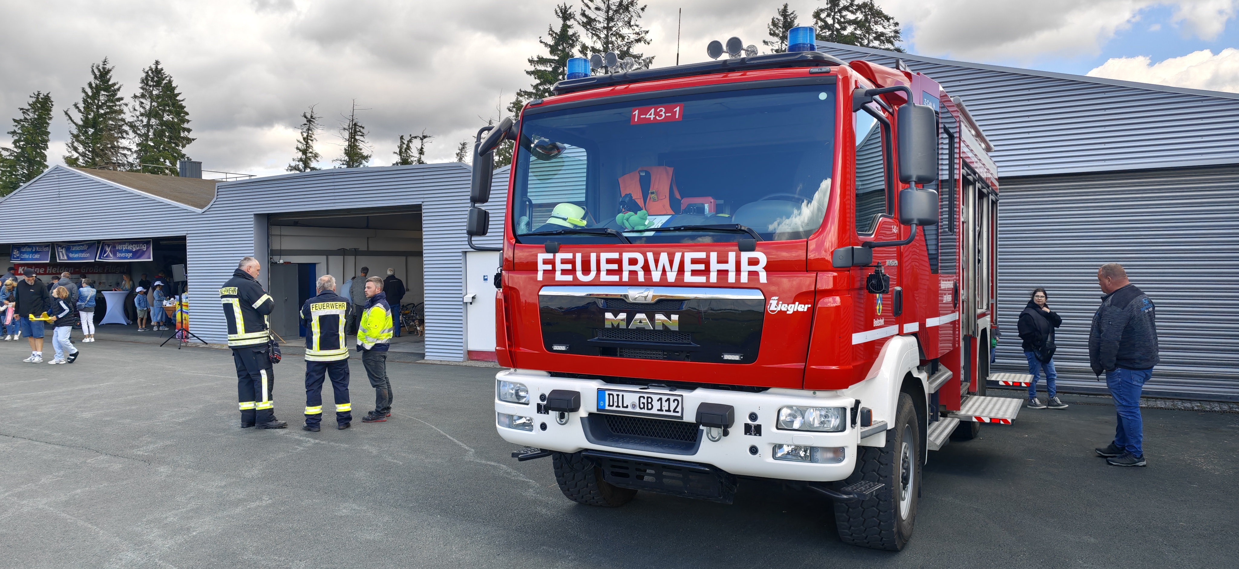 Feuerwehrfahrzeug beim Charity-Flugtag am Flugplatz Breitscheid