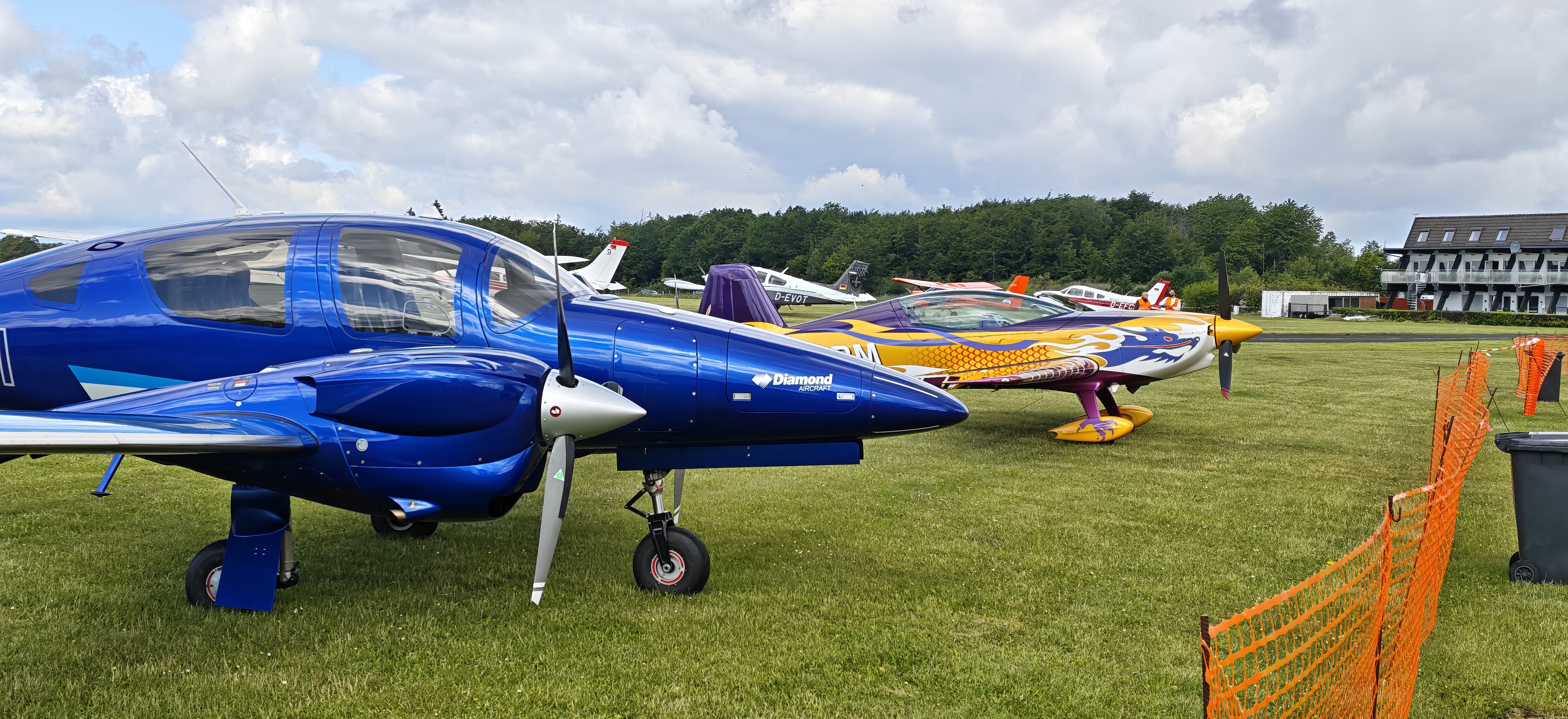 Flugzeuge am Verkehrslandeplatz Breitscheid beim Charity-Flugtag