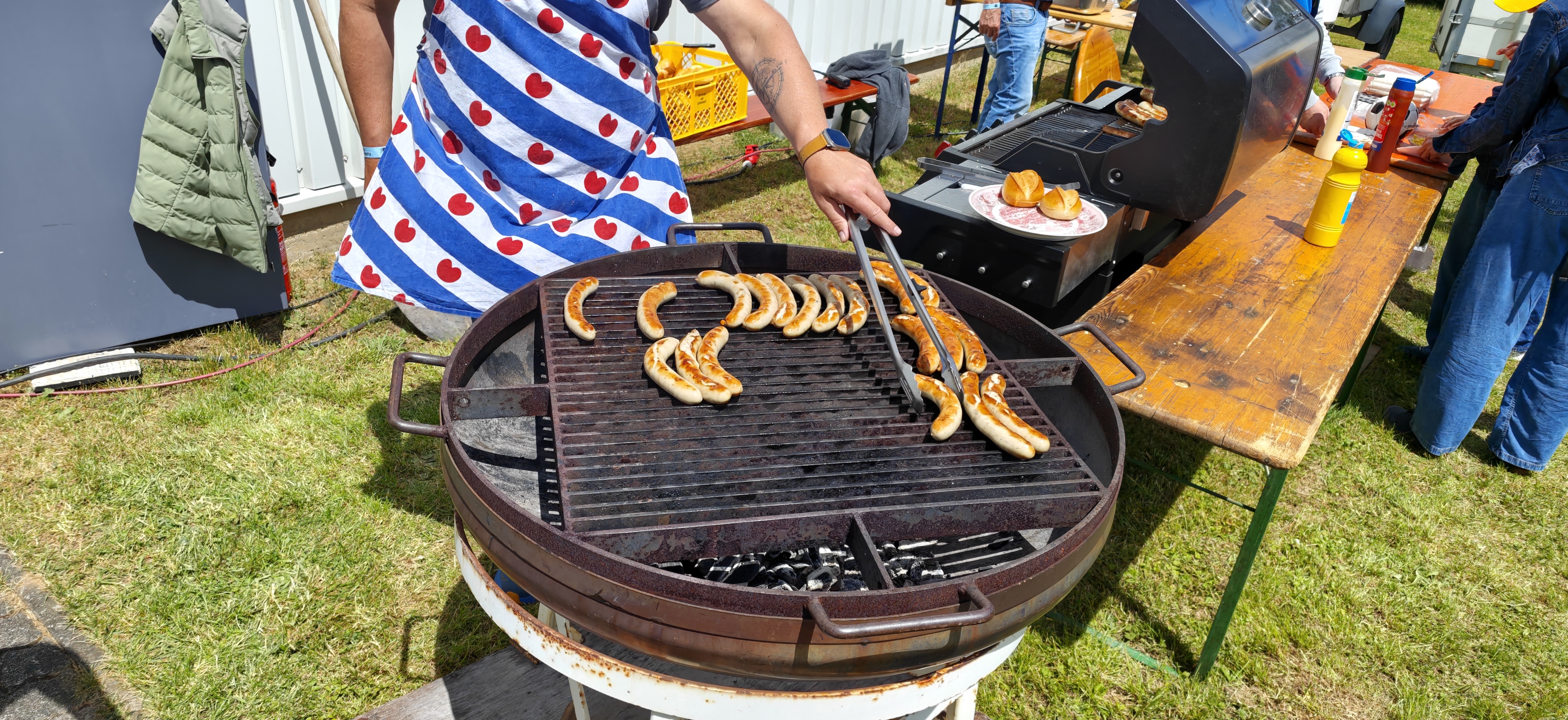 Würstchen auf dem Grill beim Charity-Flugtag