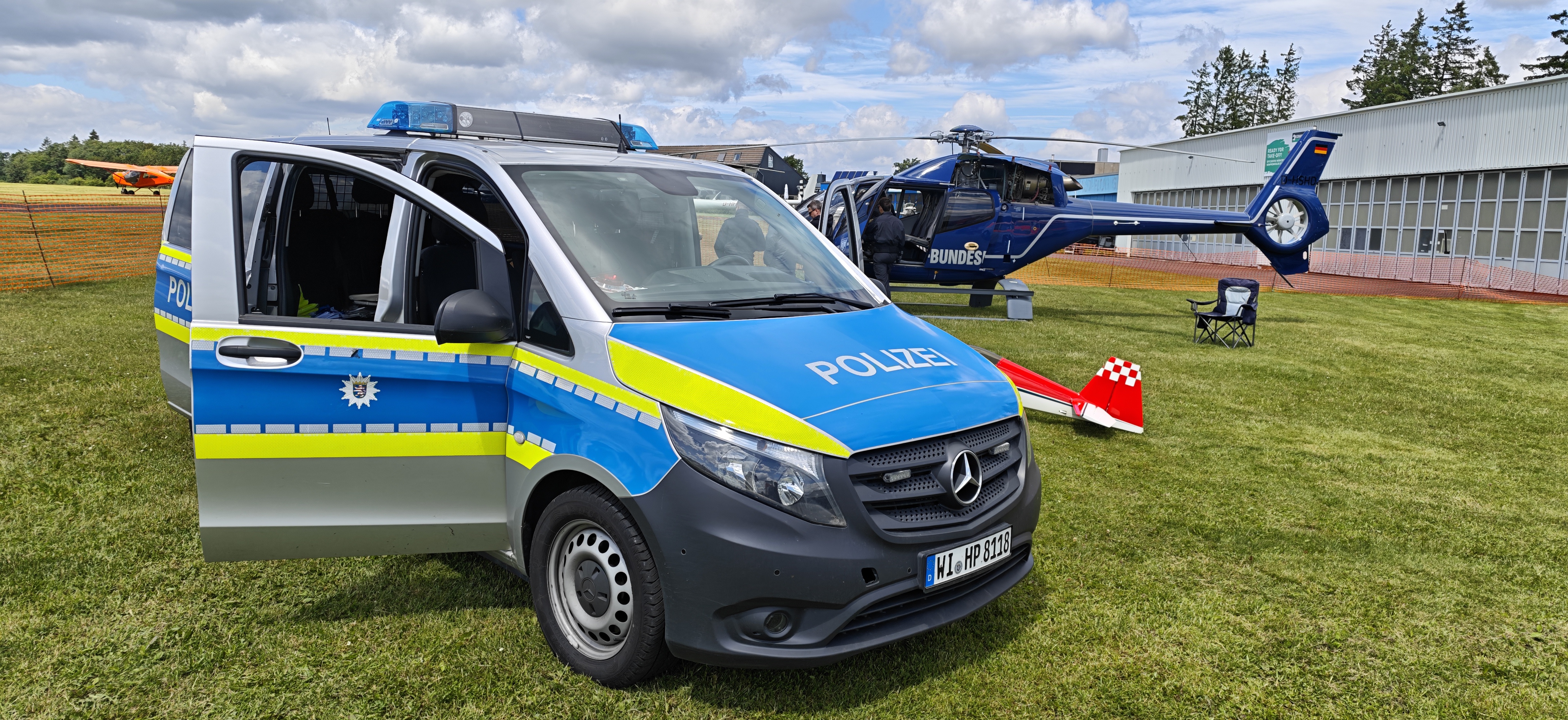 Polizeifahrzeug und Polizeihubschrauber beim Charity-Flugtag in Breitscheid