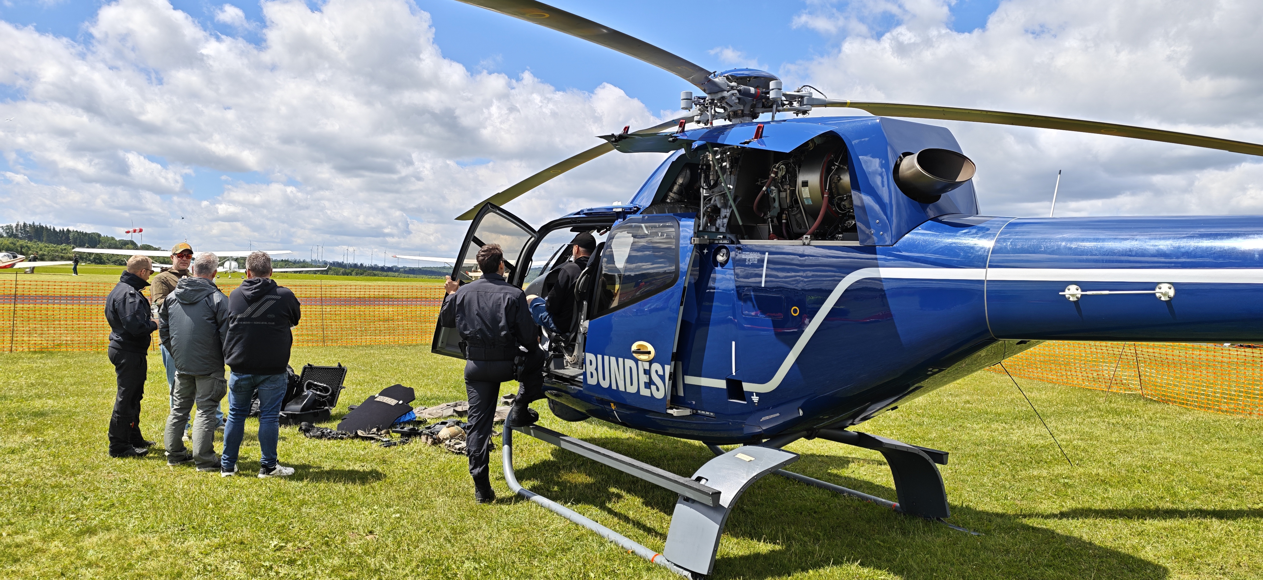 Polizeihubschrauber auf dem Gelände des Flugplatzes Breitscheid