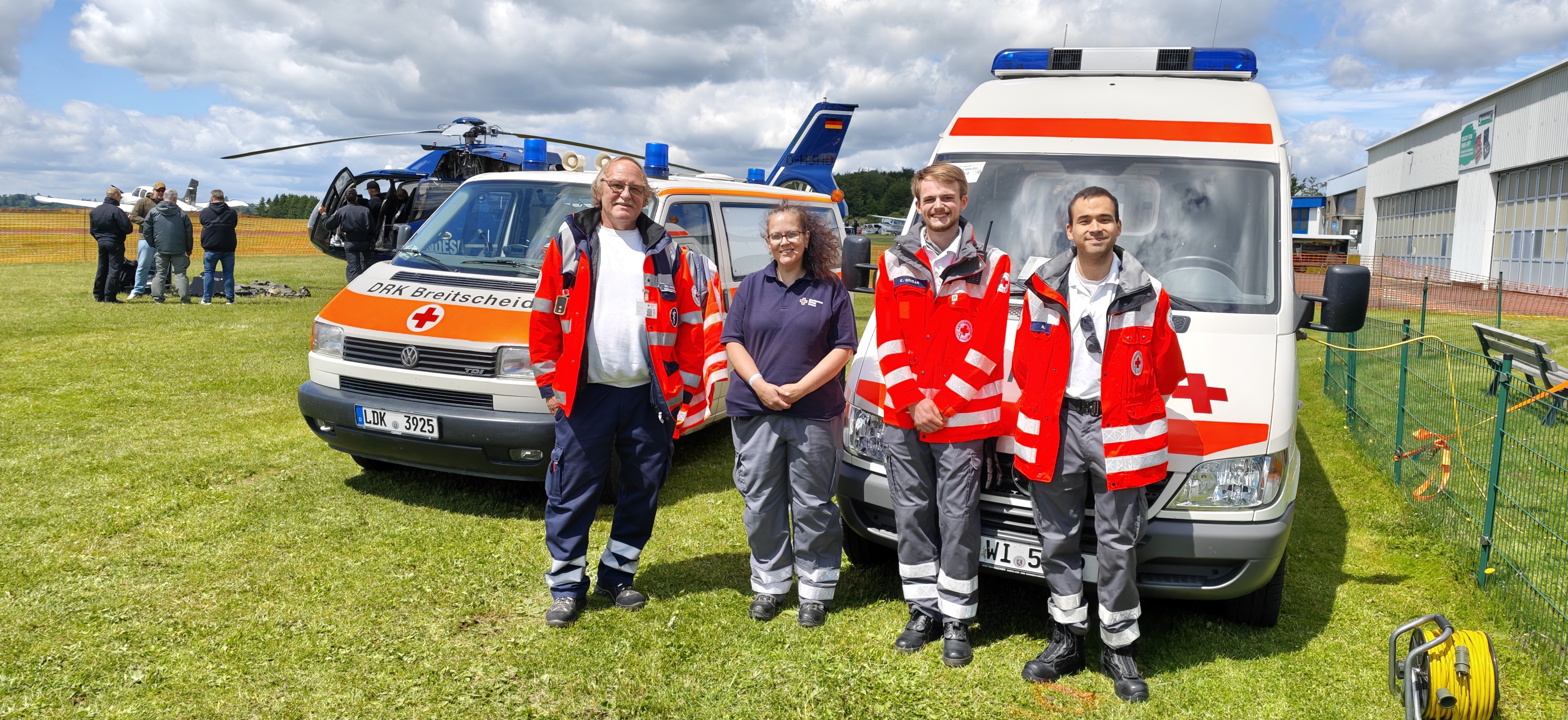 Sanitätsdienst mit Fahrzeugen beim Charity-Flugtag in Breitscheid