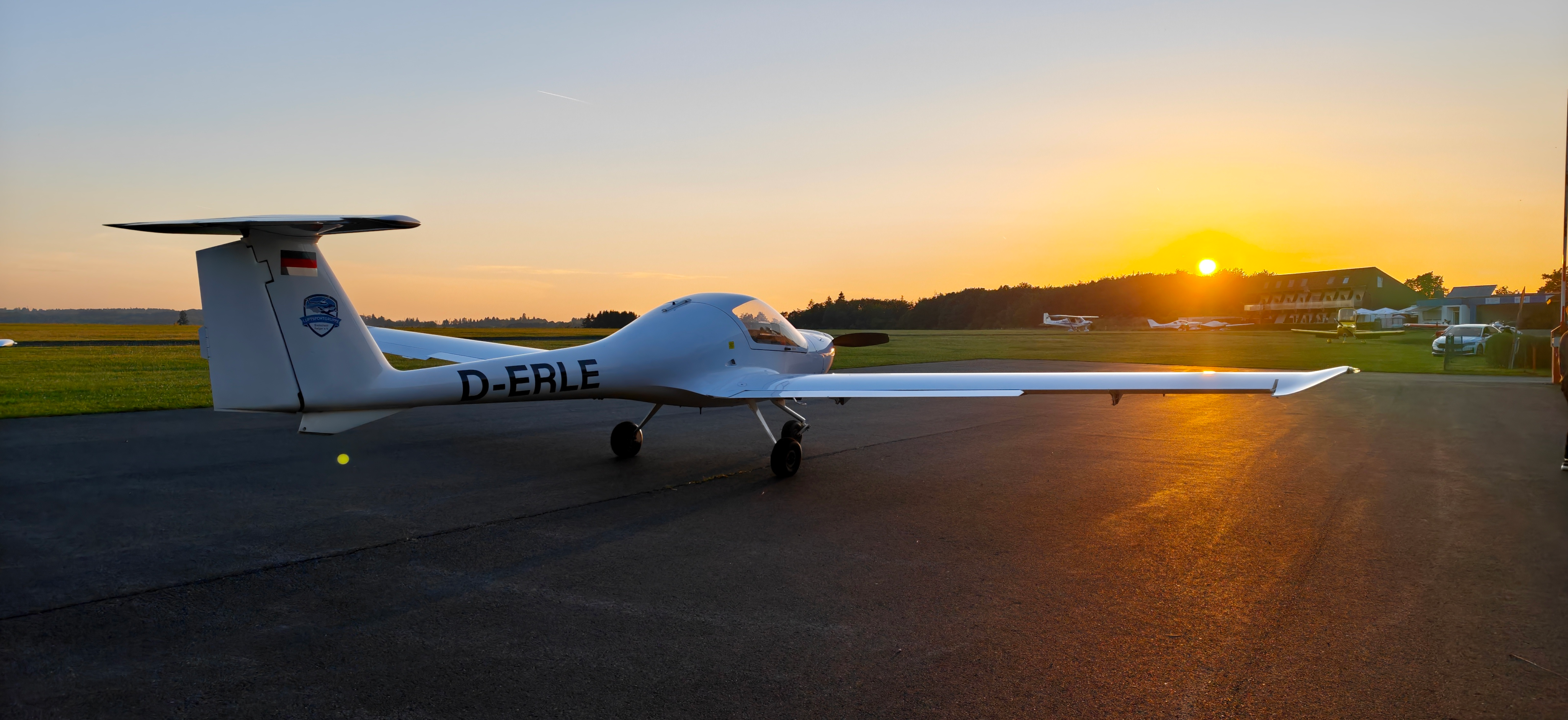 Unser Motorflugzeug D-ERLE badet in den allerletzten, tiefen Sonnenstrahlen des längsten Tages
