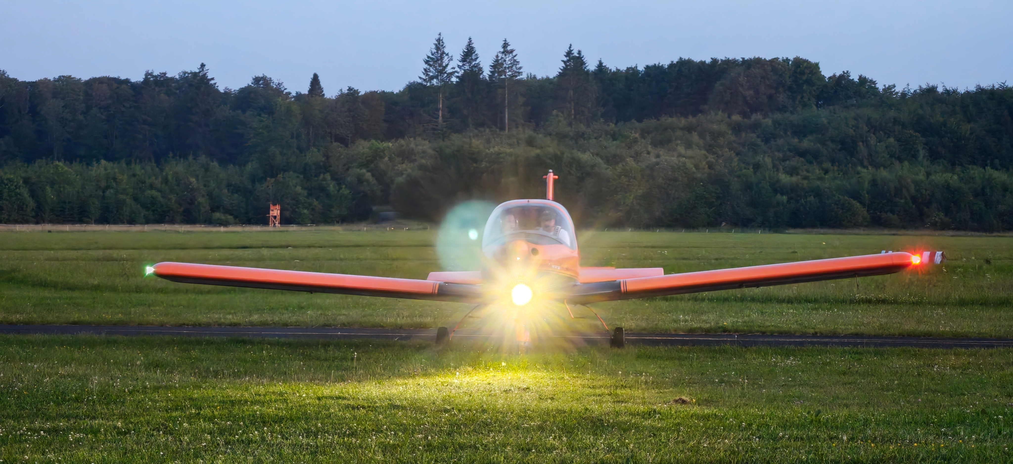 Sicherheit bis zum Schluss: Mit Scheinwerfern und Navigationslichtern geht ein langer Flugtag zu Ende