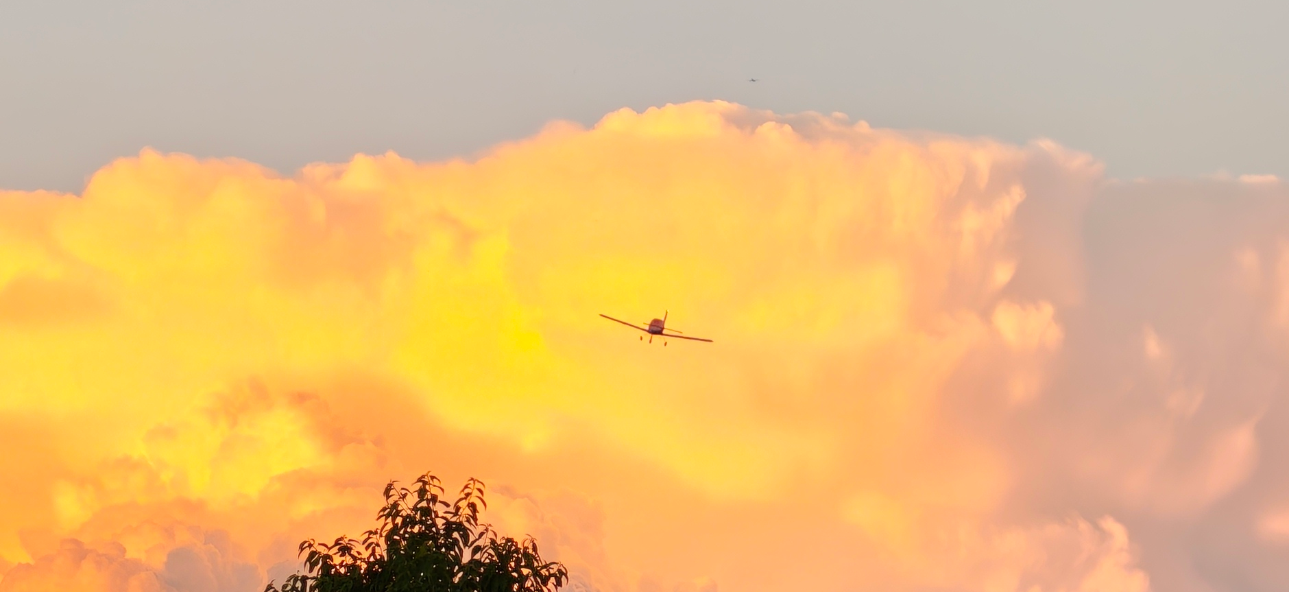 Fliegen bis zum Sonnenuntergang: Ein wunderschöner Vorbeiflug an den Abendwolken