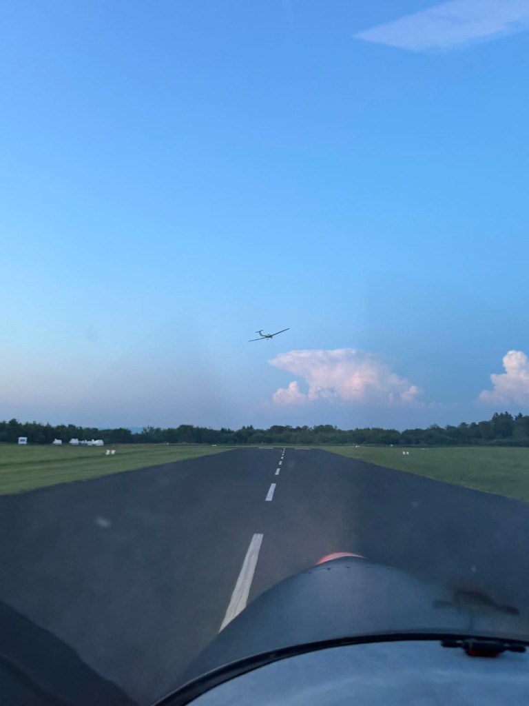 Blick aus dem Cockpit im Endanflug auf die Start- und Landebahn von EDGB