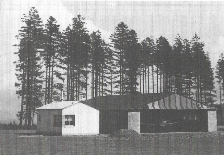 Erste Flugzeughalle am Flugplatz Breitscheid mit kleinem Nebengebäude