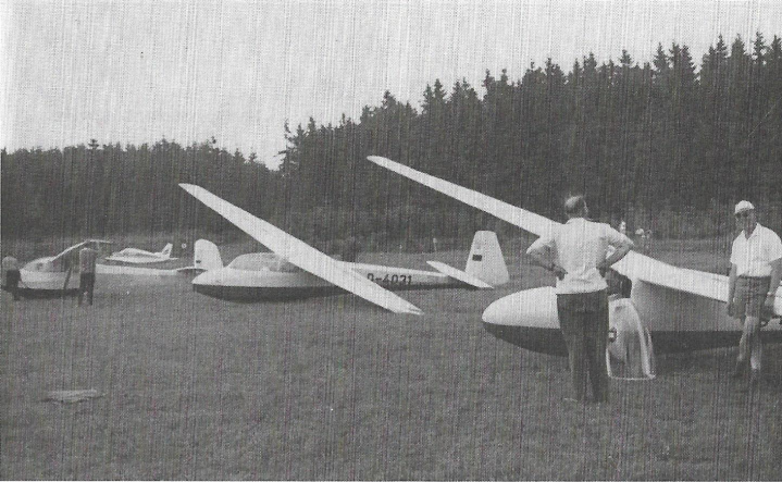 Segelflugzeuge Ka 6, Ka 7 und Rhönlerche mit Fluglehrern Erich und Klaus Weiß