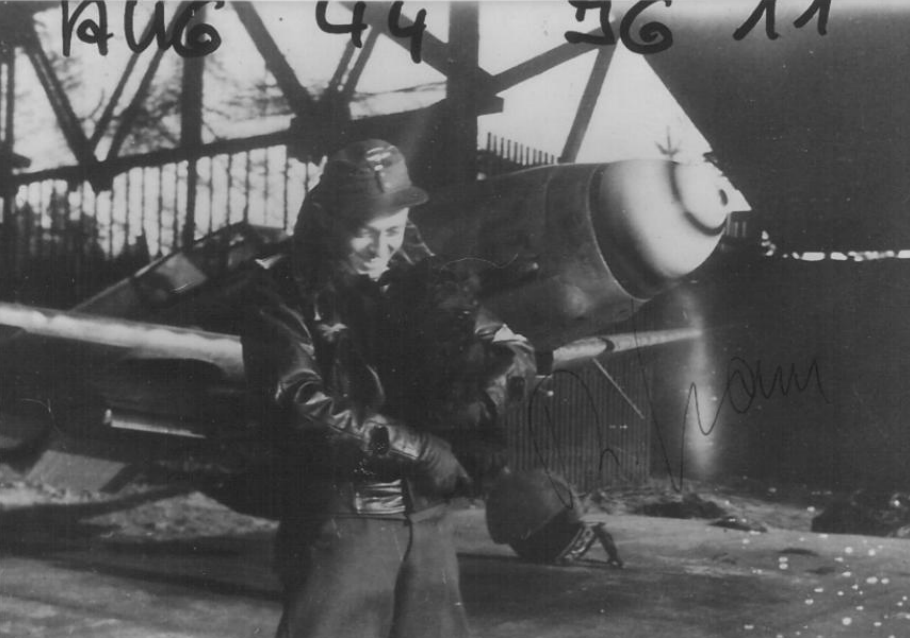 Leutnant Franz vor einer Messerschmitt Bf 109 G-14/AS im August 1944